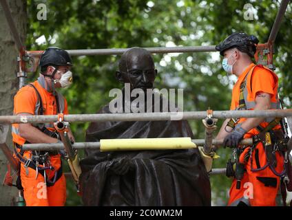 La statua di Mahatma Gandhi in Parliament Square, Londra, è salita a seguito di una serie di proteste della materia Black Lives che si sono svolte in tutto il Regno Unito nel corso del fine settimana. Le proteste sono state scatenate dalla morte di George Floyd, ucciso il 25 maggio mentre era in custodia di polizia nella città americana di Minneapolis. Foto Stock