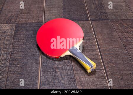 Lato rosso del pipistrello da ping-pong su legno Foto Stock