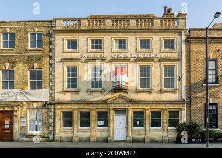 Grado II elencato tardo 17 ° secolo camere di banca sul mercato Martedì, King's Lynn è stato ristrutturato nel XVIII secolo; ora per lasciare o per la vendita. Foto Stock