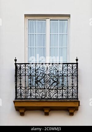 Balcone decorativo di una casa di Siviglia Foto Stock