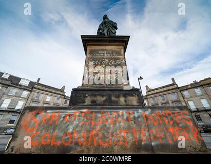 Edimburgo, Scozia, Regno Unito. 12 giugno 2020. I manifestanti della materia delle vite nere hanno spruzzato graffiti sulla statua di Robert Visconte Melville, figlio del proprietario di schiavi Henry Dundas, a Edimburgo. Questa è una delle molte statue dell'epoca coloniale di ex schiavi minacciati dai manifestanti che li vogliono abbattere. Iain Masterton/Alamy Live News Foto Stock