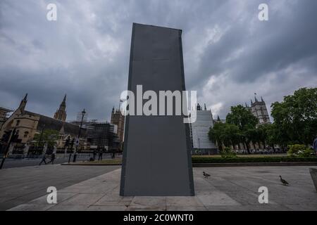 La statua commemorativa di Winston Churchill si trova racchiusa in un rivestimento protettivo in Piazza del Parlamento prima di ulteriori proteste di Black Lives Matter (BLM), Regno Unito. Foto Stock