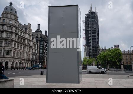 La statua commemorativa di Winston Churchill si trova racchiusa in un rivestimento protettivo in Piazza del Parlamento prima di ulteriori proteste di Black Lives Matter (BLM), Regno Unito. Foto Stock