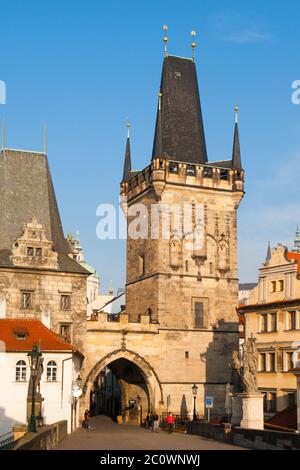 Torre del Ponte della Città minore con porta d'ingresso al Ponte Carlo, Praga, Repubblica Ceca. Foto Stock