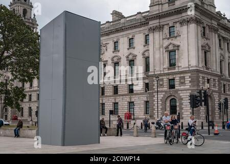 La statua commemorativa di Winston Churchill si trova racchiusa in un rivestimento protettivo in Piazza del Parlamento prima di ulteriori proteste di Black Lives Matter (BLM), Regno Unito. Foto Stock