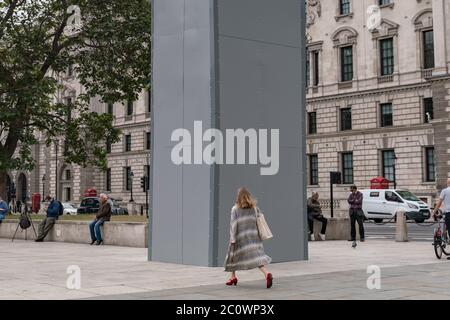 La statua commemorativa di Winston Churchill si trova racchiusa in un rivestimento protettivo in Piazza del Parlamento prima di ulteriori proteste di Black Lives Matter (BLM), Regno Unito. Foto Stock