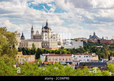 Cattedrale dell'Almudena e Palazzo reale di Madrid Foto Stock