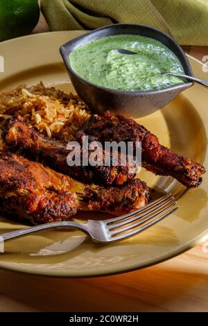 Cosce di pollo peruviane con salsa coriandolo verde aji verde e riso fritto Foto Stock