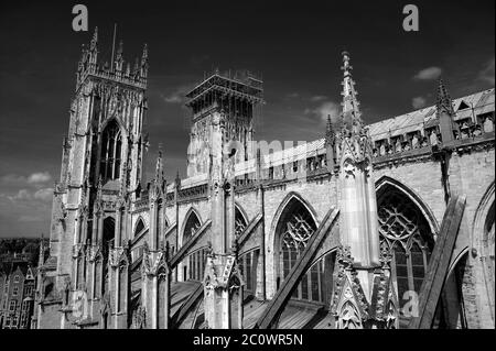 Guardando ad ovest dal tetto del transetto Sud della Cattedrale di York. Foto Stock