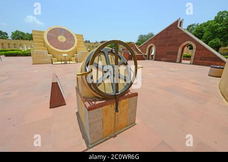 Jaipur, Rajasthan, India - 11 giugno 2020: Il luogo turistico più popolare del mondo Jantar Mantar si guarda desertato dopo che le autorità governative hanno permesso di aprire monumenti, forti e musei nello stato, durante il blocco COVID-19 in corso a Jaipur. Il monumento Jantar Mantar è una collezione di diciannove strumenti architettonici astronomici, costruita dal Re Rajput Sawai Jai Singh II, e completata nel 1734 CE. Presenta la meridiana in pietra più grande del mondo ed è un sito patrimonio dell'umanità dell'UNESCO. Credit: Sumit Saraswat/Alamy Live News Foto Stock