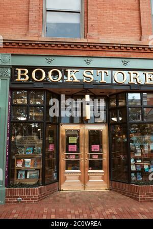 Boulder, Colorado - 27 Maggio 2020: Ingresso alla libreria Boulder sul Pearl Street Mall nella contea di Boulder Foto Stock