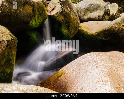 Fiume sfocato dettaglio del fiume roccioso selvaggio montagna. Effetto silky. Effetto di rendering del movimento. Effetto di velocità dell'otturatore ridotta. Effetto di esposizione prolungata. Foto Stock