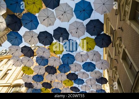 Soffitto a ombrello in città. Foto Stock