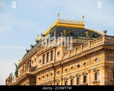 Teatro Nazionale di Praga - Vista dettagliata del tetto dorato, Repubblica Ceca Foto Stock