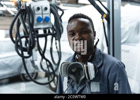 Ritratto di uomo afro-americano pittore di automobile Foto Stock