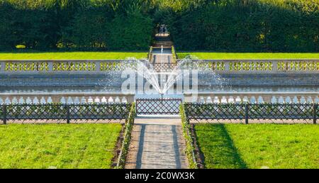 Giardino dei fiori di Kromeriz in stile francese con prati verdi e fontana, patrimonio culturale e naturale dell'UNESCO, Kromeriz, Moravia, Repubblica Ceca Foto Stock