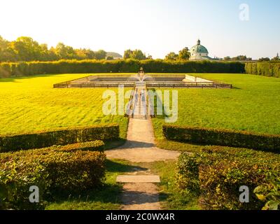 Giardino dei fiori di Kromeriz in stile francese con prati verdi e fontana, patrimonio culturale e naturale dell'UNESCO, Kromeriz, Moravia, Repubblica Ceca Foto Stock