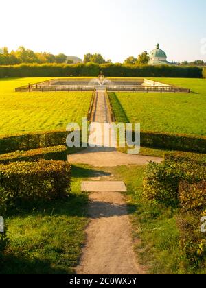 Giardino dei fiori di Kromeriz in stile francese con prati verdi e fontana, patrimonio culturale e naturale dell'UNESCO, Kromeriz, Moravia, Repubblica Ceca Foto Stock