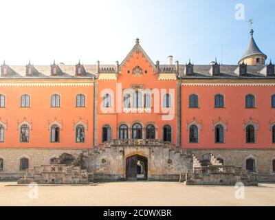 Cancello d'ingresso del Castello di Sychrov con tipica facciata rosa. Chateau in stile neo-gotico con splendido parco in stile inglese. Paradiso bohemien, Repubblica Ceca Foto Stock