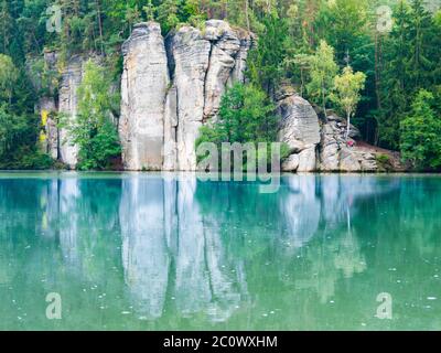 Pietra arenaria torri di riflessione acqua, Vezak stagno nel paradiso Bohemian, aka Cesky Raj, Repubblica Ceca, Europa Foto Stock