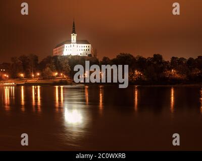 Decin Castello riflesso nel fiume Elba di notte, Repubblica Ceca, Europa. Foto Stock