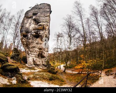 Formazione di roccia di arenaria e percorso intorno ad essa in autunno. Mura di Tisa, montagne di arenaria dell'Elba, Svizzera boema, Repubblica Ceca. Foto Stock