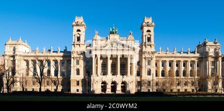 Museo Nazionale Ungherese di Etnografia, noto anche come Neprajzi Muzeum, in piazza Kossuth Lajos a Budapest, Ungheria, Europa. Vista frontale del portale d'ingresso con due torri e colonne architettoniche in giornata di sole con cielo azzurro. Sito patrimonio dell'umanità dell'UNESCO. Foto Stock