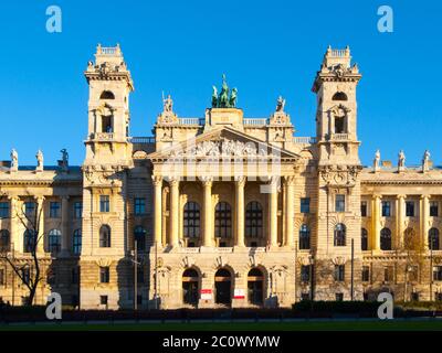 Museo Nazionale Ungherese di Etnografia, noto anche come Neprajzi Muzeum, in piazza Kossuth Lajos a Budapest, Ungheria, Europa. Vista frontale del portale d'ingresso con due torri e colonne architettoniche in giornata di sole con cielo azzurro. Sito patrimonio dell'umanità dell'UNESCO. Foto Stock