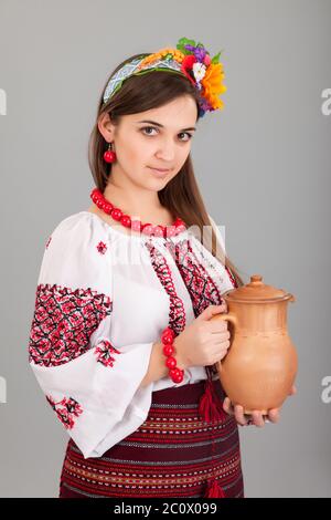 Attraente donna indossa ucraino è in possesso di una brocca vestito nazionale Foto Stock