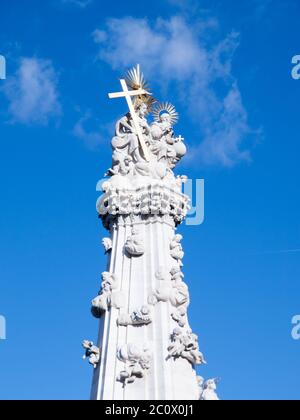 Vista dettagliata della colonna della Santissima Trinità, nota anche come colonna della peste, situata al centro di Piazza della Trinità, il quartiere del Castello di Buda, Budapest, Ungheria, Europa. Foto Stock