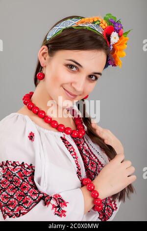 Attraente donna indossa nazionale ucraina di vestire Foto Stock