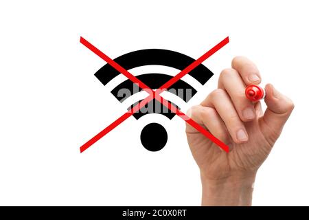 Senza WIFI. Simbolo WIFI sulla lavagna cancellato da pennarello rosso Foto Stock
