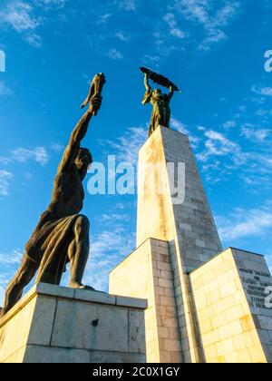 Vista dal basso della Statua della libertà sulla collina di Gellert a Budapest, Ungheria, Europa. Foto Stock