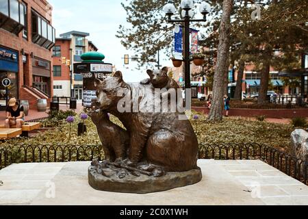 Boulder, Colorado - 27 maggio 2020: 'F. La scultura di abbracci di orsi dell'artista Scy Caroselli, esposta al centro commerciale Pearl Street Mall nella contea di Boulder. Foto Stock