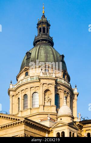 Vista ravvicinata della cupola della Basilica di Santo Stefano a Budapest, Ungheria. Foto Stock