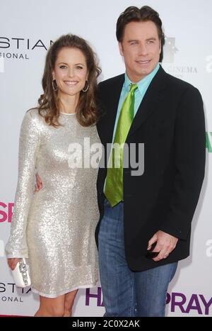 Kelly Preston e John Travolta alla prima di Los Angeles di "Hairspray" che si tiene al Mann Village Theatre di Westwood, California. L'evento si è svolto martedì 10 luglio 2007. Photo by: SBM / PictureLux - file Reference N. 34006-7515SBMPLX Foto Stock