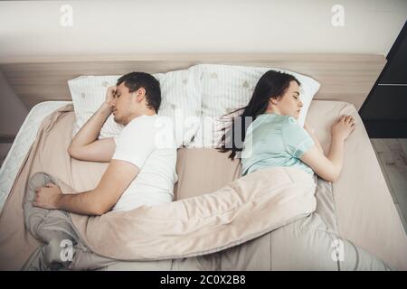 Foto vista superiore di una coppia caucasica che dormiva in un letto coperto da trapunta Foto Stock