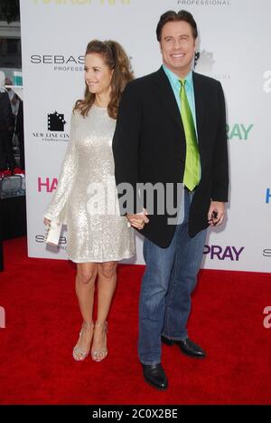 Kelly Preston e John Travolta alla prima di Los Angeles di "Hairspray" che si tiene al Mann Village Theatre di Westwood, California. L'evento si è svolto martedì 10 luglio 2007. Photo by: SBM / PictureLux - file Reference N° 34006-7518SBMPLX Foto Stock