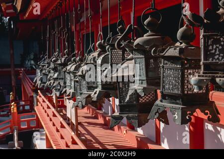 Tradizionali lanterne giapponesi in bronzo in un tempio shinto a Nara Giappone Foto Stock