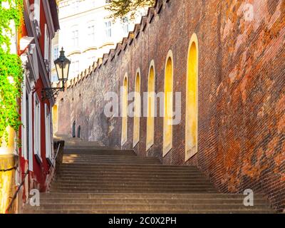 Le scale del castello conducono al Castello di Praga, Hracany, Praga, Repubblica Ceca Foto Stock