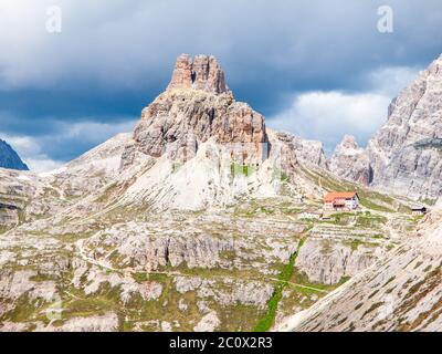 Tre Cime Hut, alias Dreizinnenhutte o Rifugion Antonio Locatelli con Torre di Toblin, aka Toblinge Knoten, sullo sfondo, Dolomiti, Italia. Foto Stock