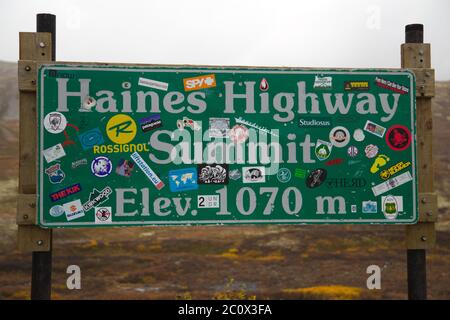 Haines Highway Summit segno a quota 3,510 piedi, si trova lungo la Haines Highway da Haines Junction, Yukon Territories, Canada a Haines, Alaska. Foto Stock