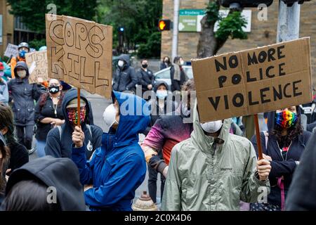 Portland, Stati Uniti. 12 giugno 2020. Centinaia di studenti e docenti protestano contro la presenza di una forza di polizia armata nel campus della Portland state University il 12 giugno 2020 a Portland, Oregon, vicino all'anniversario della loro uccisione mortale di Jason Washington nel 2018. (Foto di John Rudoff/Sipa USA) Credit: Sipa USA/Alamy Live News Foto Stock