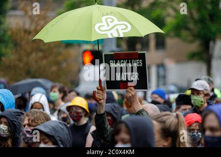 Portland, Stati Uniti. 12 giugno 2020. Centinaia di studenti e docenti protestano contro la presenza di una forza di polizia armata nel campus della Portland state University il 12 giugno 2020 a Portland, Oregon, vicino all'anniversario della loro uccisione mortale di Jason Washington nel 2018. (Foto di John Rudoff/Sipa USA) Credit: Sipa USA/Alamy Live News Foto Stock