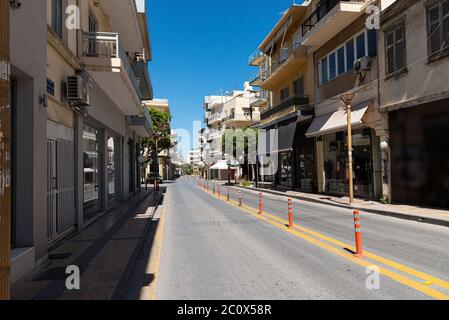 Centro storico di Heraklion, famosa via dei negozi outlet. Via Kyrilou Loukareos che conduce alla famosa chiesa della Cattedrale di Agios Minas. Foto Stock