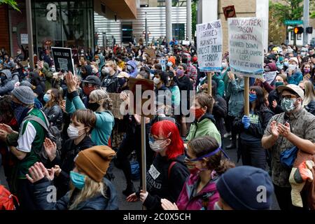 Portland, Stati Uniti. 12 giugno 2020. Centinaia di studenti e docenti protestano contro la presenza di una forza di polizia armata nel campus della Portland state University il 12 giugno 2020 a Portland, Oregon, vicino all'anniversario della loro uccisione mortale di Jason Washington nel 2018. (Foto di John Rudoff/Sipa USA) Credit: Sipa USA/Alamy Live News Foto Stock