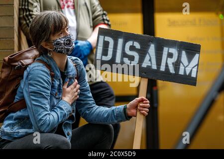 Portland, Stati Uniti. 12 giugno 2020. Centinaia di studenti e docenti protestano contro la presenza di una forza di polizia armata nel campus della Portland state University il 12 giugno 2020 a Portland, Oregon, vicino all'anniversario della loro uccisione mortale di Jason Washington nel 2018. (Foto di John Rudoff/Sipa USA) Credit: Sipa USA/Alamy Live News Foto Stock