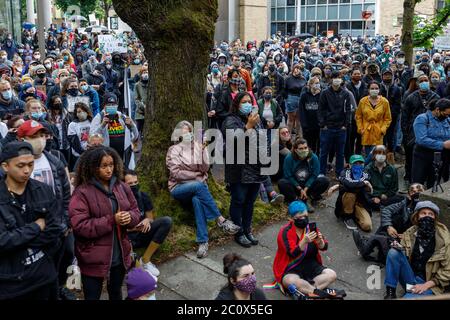 Portland, Stati Uniti. 12 giugno 2020. Centinaia di studenti e docenti protestano contro la presenza di una forza di polizia armata nel campus della Portland state University il 12 giugno 2020 a Portland, Oregon, vicino all'anniversario della loro uccisione mortale di Jason Washington nel 2018. (Foto di John Rudoff/Sipa USA) Credit: Sipa USA/Alamy Live News Foto Stock