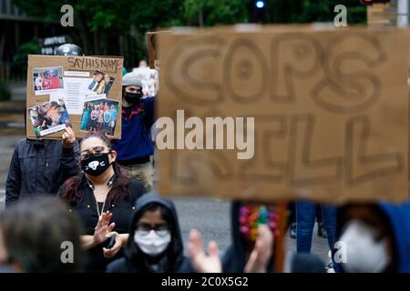 Portland, Stati Uniti. 12 giugno 2020. Centinaia di studenti e docenti protestano contro la presenza di una forza di polizia armata nel campus della Portland state University il 12 giugno 2020 a Portland, Oregon, vicino all'anniversario della loro uccisione mortale di Jason Washington nel 2018. (Foto di John Rudoff/Sipa USA) Credit: Sipa USA/Alamy Live News Foto Stock