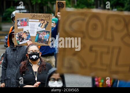 Portland, Stati Uniti. 12 giugno 2020. Centinaia di studenti e docenti protestano contro la presenza di una forza di polizia armata nel campus della Portland state University il 12 giugno 2020 a Portland, Oregon, vicino all'anniversario della loro uccisione mortale di Jason Washington nel 2018. (Foto di John Rudoff/Sipa USA) Credit: Sipa USA/Alamy Live News Foto Stock